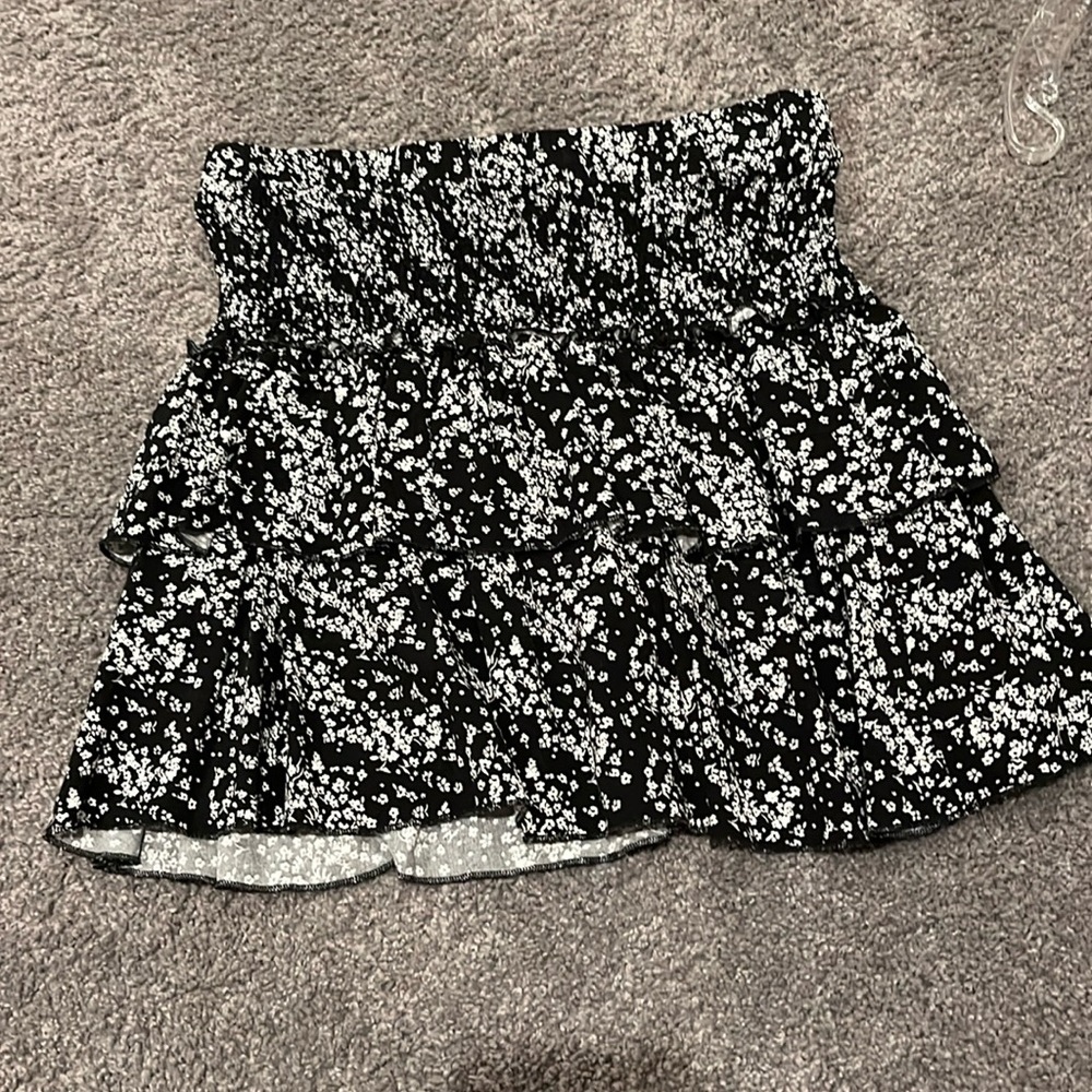 Francesca's black and white flower print mini skirt size medium